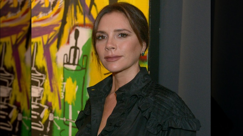 Victoria Beckham porte un haut à volants