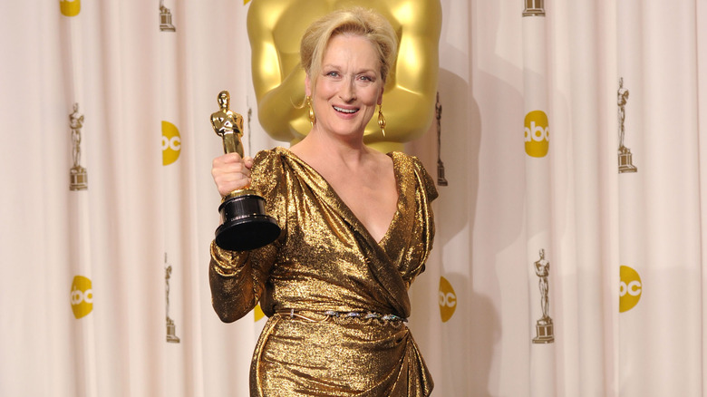 Meryl Streep tenant la statue d'Oscar