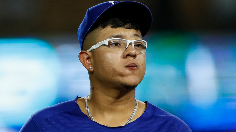 Julio Urias porte des lunettes