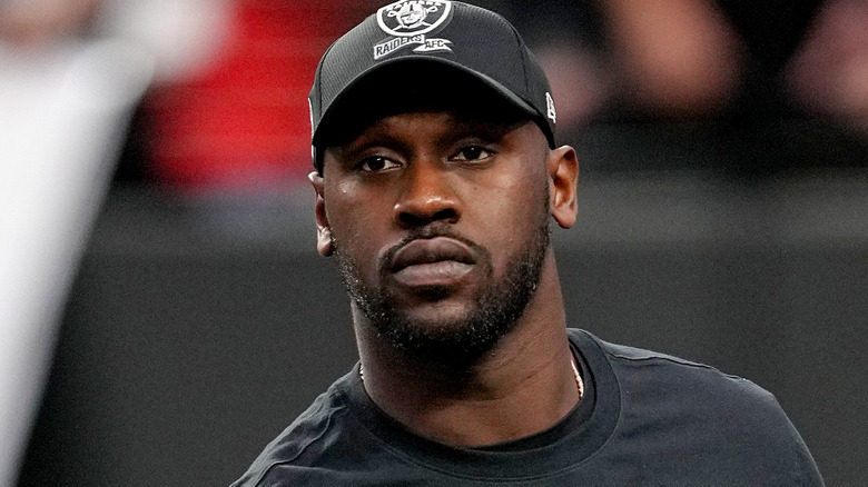 Chandler Jones regarde le terrain