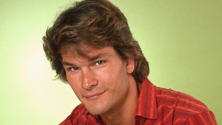 Patrick Swayze sourit à la caméra