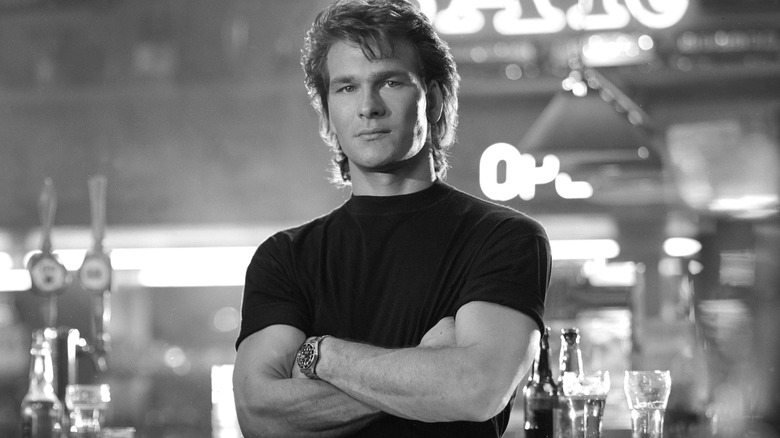 Patrick Swayze posant dans un bar