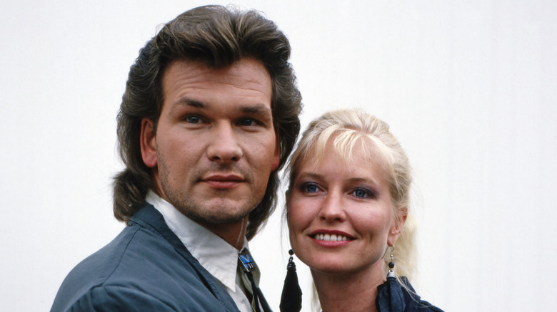 Patrick Swayze et Lisa Niemi s'embrassant