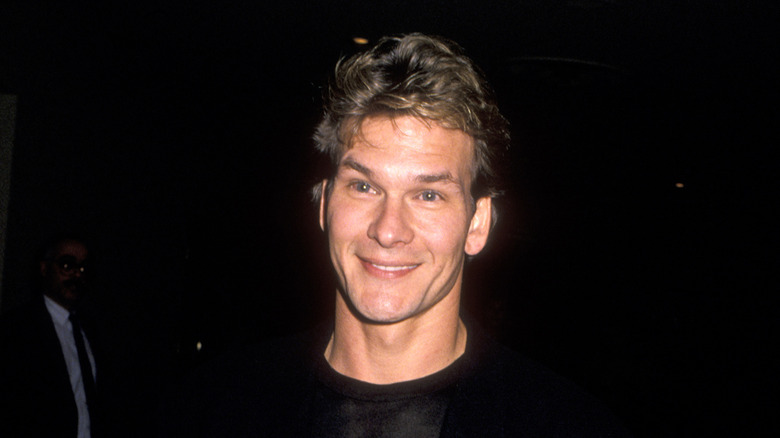 Patrick Swayze posant lors d'un événement