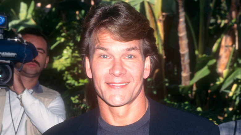 Patrick Swayze posant lors d'un événement