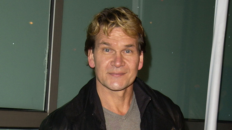 Patrick Swayze posant lors d'un événement