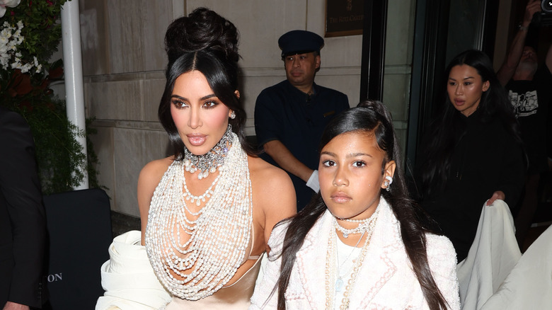 Kim Kardashian et North West posant lors d'un événement