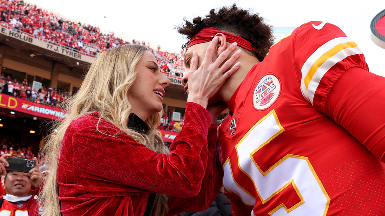 Patrick et Brittany Mahomes se regardent dans les yeux