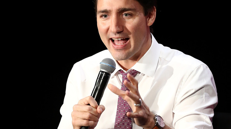 Justin Trudeau tenant un micro