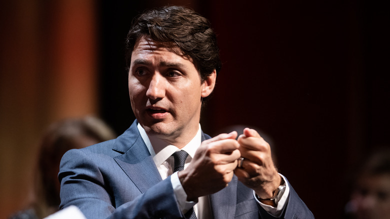 Justin Trudeau levant les mains