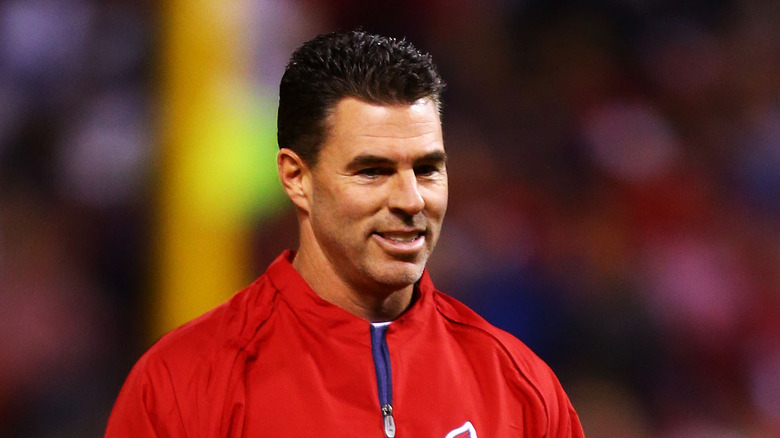 Jim Edmonds debout sur un terrain de football