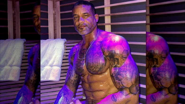 Tatouage en sueur dans le sauna de Shaun T 