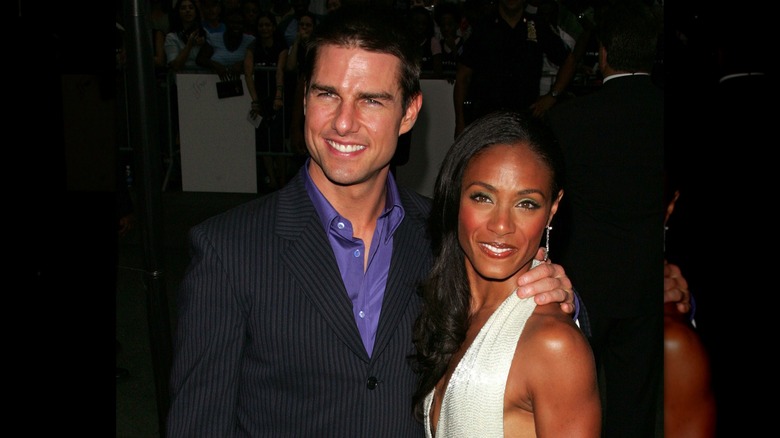 Tom Cruise avec les bras autour de Jada Pinkett Smith