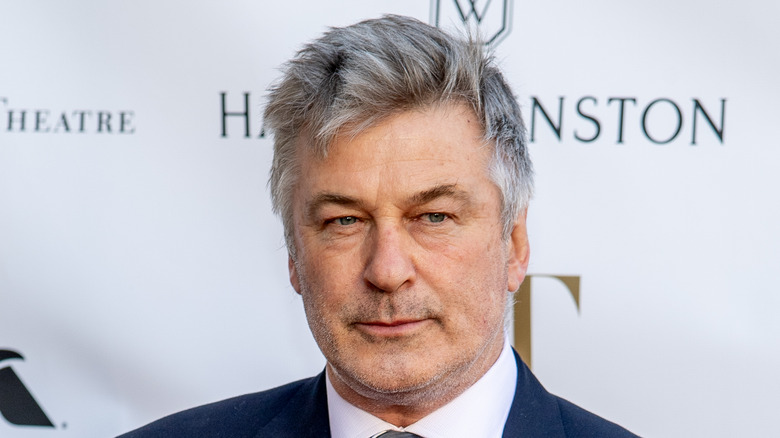 Alec Baldwin ne sourit pas en costume