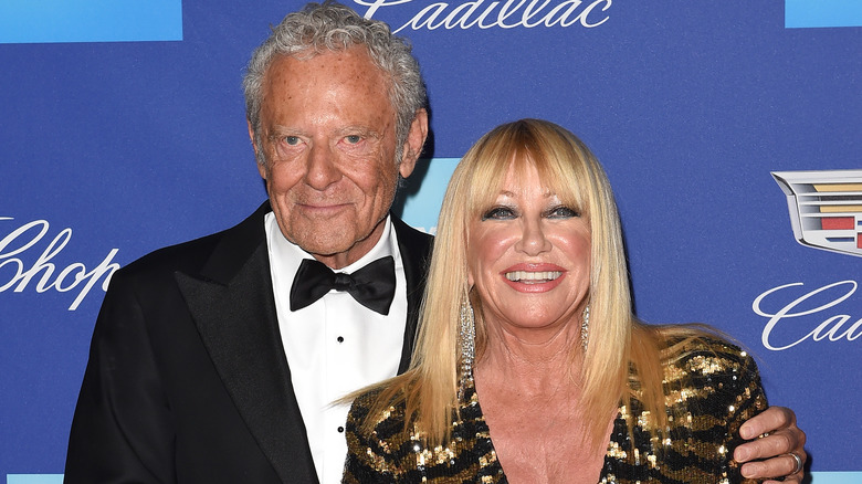 Suzanne Somers et Alan Hamel souriants