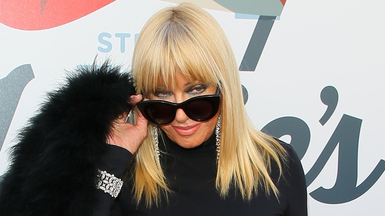 Suzanne Somers porte des lunettes de soleil