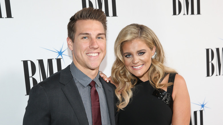 Alex Hopkins et Lauren Alaina souriant