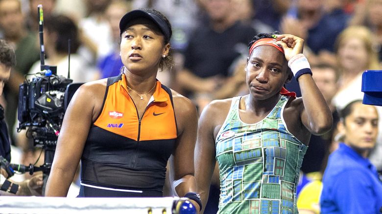 Coco Gauff pleure à côté de Naomi Osaka