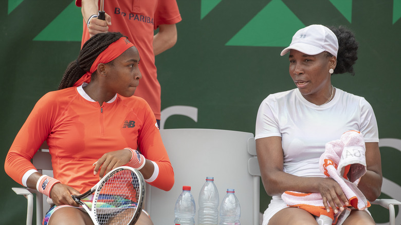 Coco Gauff et Venus Williams discutent en marge