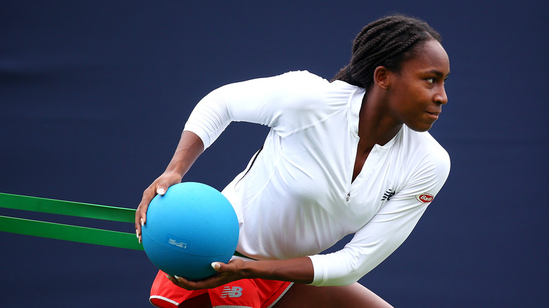 Coco Gauff s'entraînant avec une bande de résistance et une balle bleue