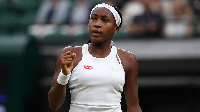 Coco Gauff marchant sur un court de tennis