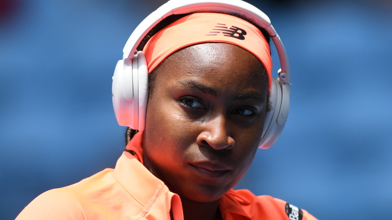 Coco Gauff porte des écouteurs blancs