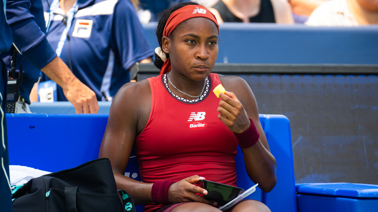 Coco Gauff mange de l'ananas en marge