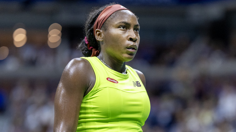 Coco Gauff jouant sur le court avec une tenue de tennis vert citron