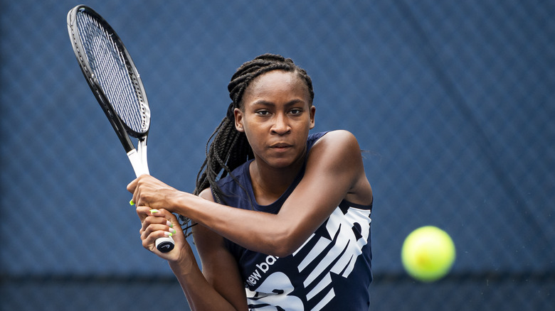 Coco Gauff balance sa raquette de tennis