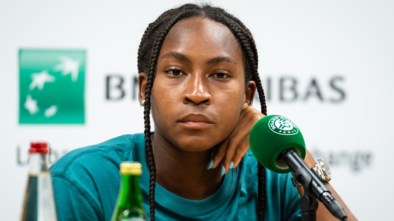 Coco Gauff assise devant le micro