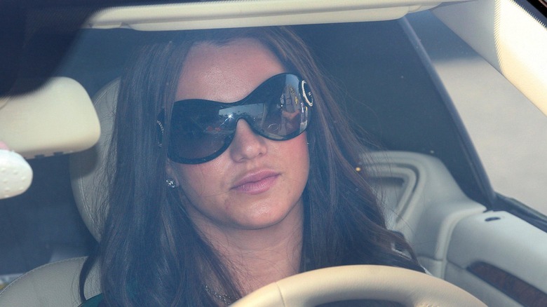 Britney Spears en voiture avec des lunettes de soleil