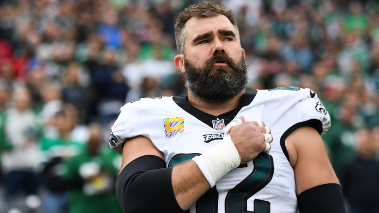 Jason Kelce entre sur le terrain