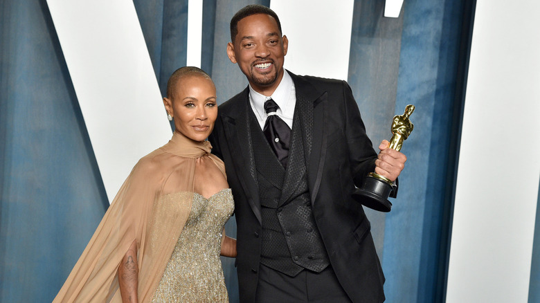 Jada et Will posent avec un trophée