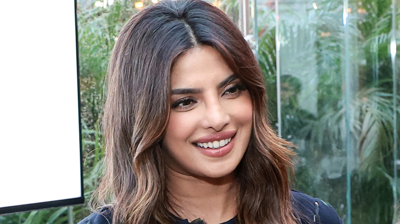 Priyanka Chopra souriante