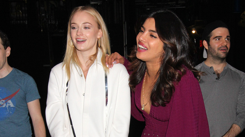 Priyanka Chopra et Sophie Turner rient