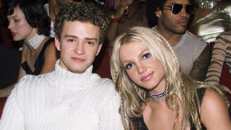 Britney Spears et Justin Timberlake posant ensemble