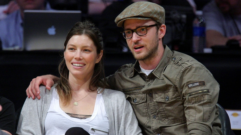 Justin Timberlake et Jessica Biel assis ensemble