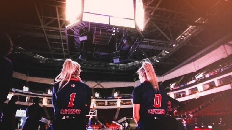 Dos des jumeaux Cavinder dans leur uniforme des Bulldogs.