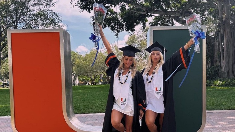 Les jumeaux Cavinder dans leur robe de graduation et leur casquette.