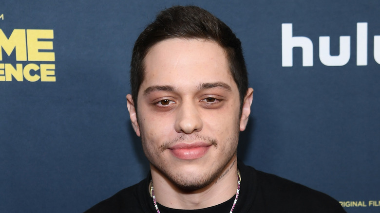 Pete Davidson posant