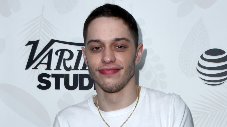 Pete Davidson posant