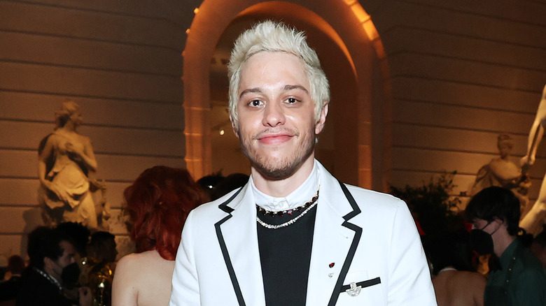 Pete Davidson souriant