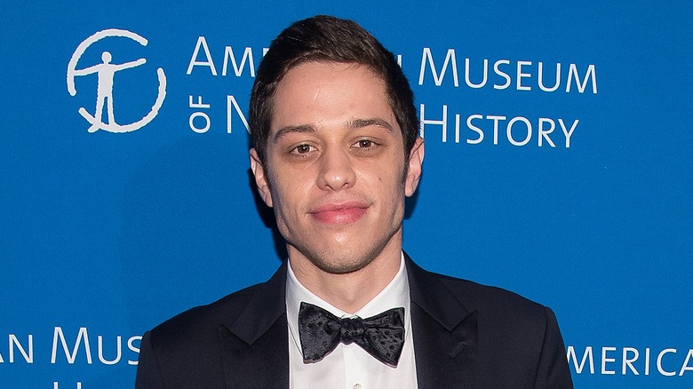 Pete Davidson posant