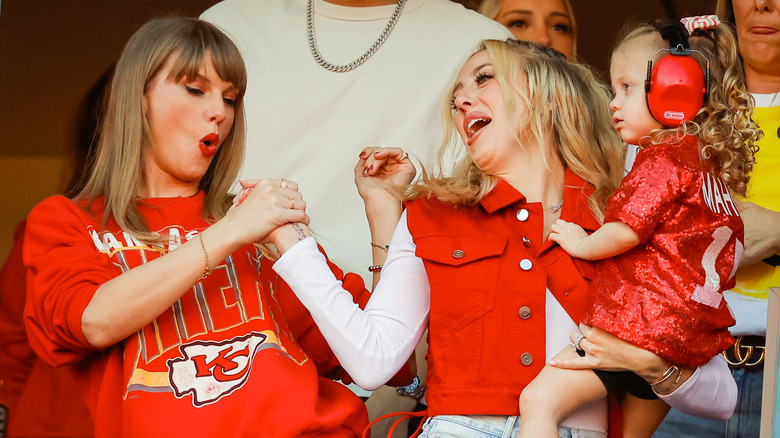 Taylor Swift et Brittany Mahomes se serrent la main