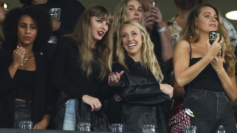 Taylor Swift et Brittany Mahomes souriantes