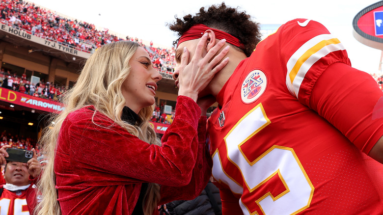 Brittany Mahomes saisissant le visage de Patrick Mahomes