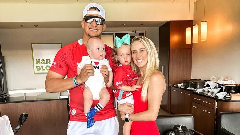 La famille Mahomes posant