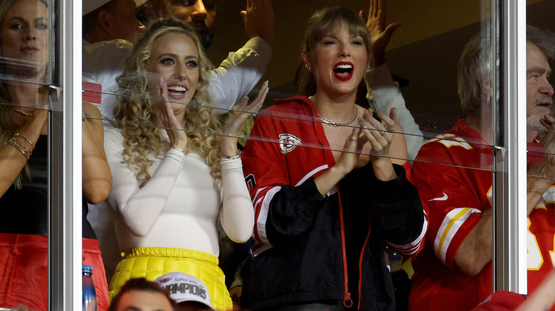 Brittany Mahomes et Taylor Swift applaudissent