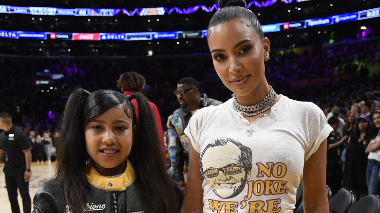 Kim Kardashian et North West lors d'un match des Lakers en 2023