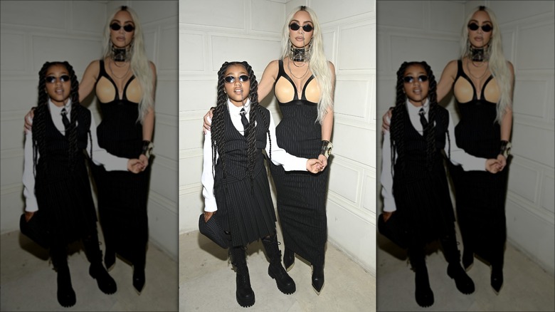 Kim Kardashian et North West portent des anneaux de nez à la Fashion Week de Paris